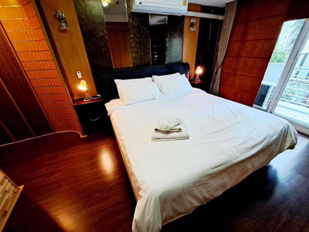 2D - 3 Bedroom Downtown Apartment With Shared Pool