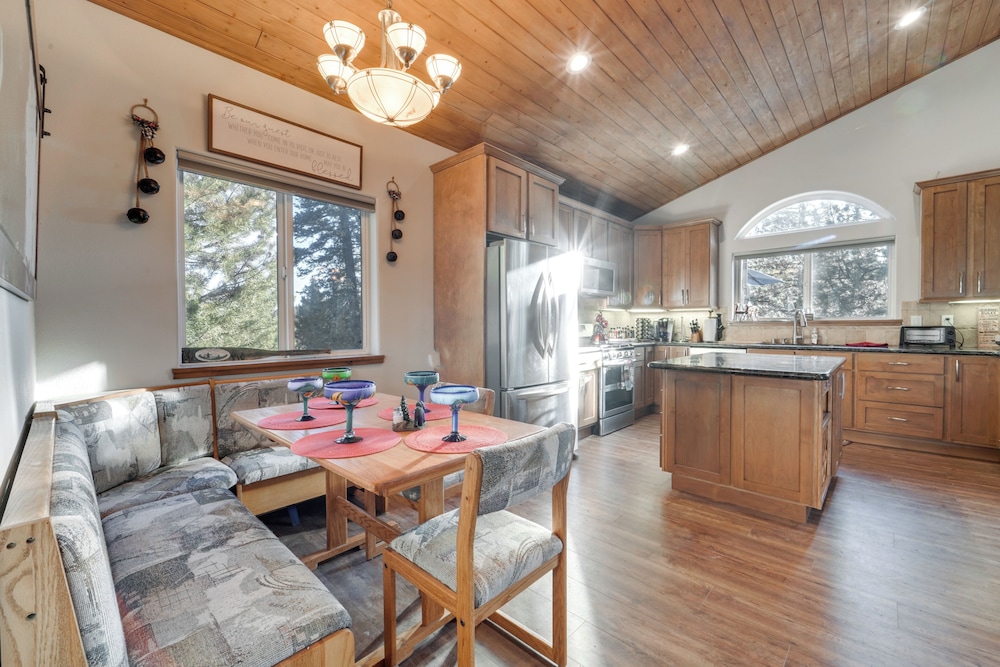 Near Downhill Ski Resort! Hot Tub Haven in Truckee