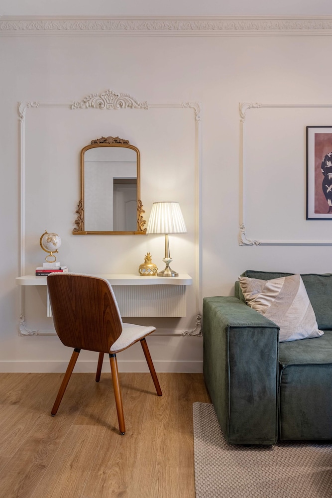 Parisian-Inspired 1BR in the Heart of Bucharest - Balcony, AC & Fully Equipped