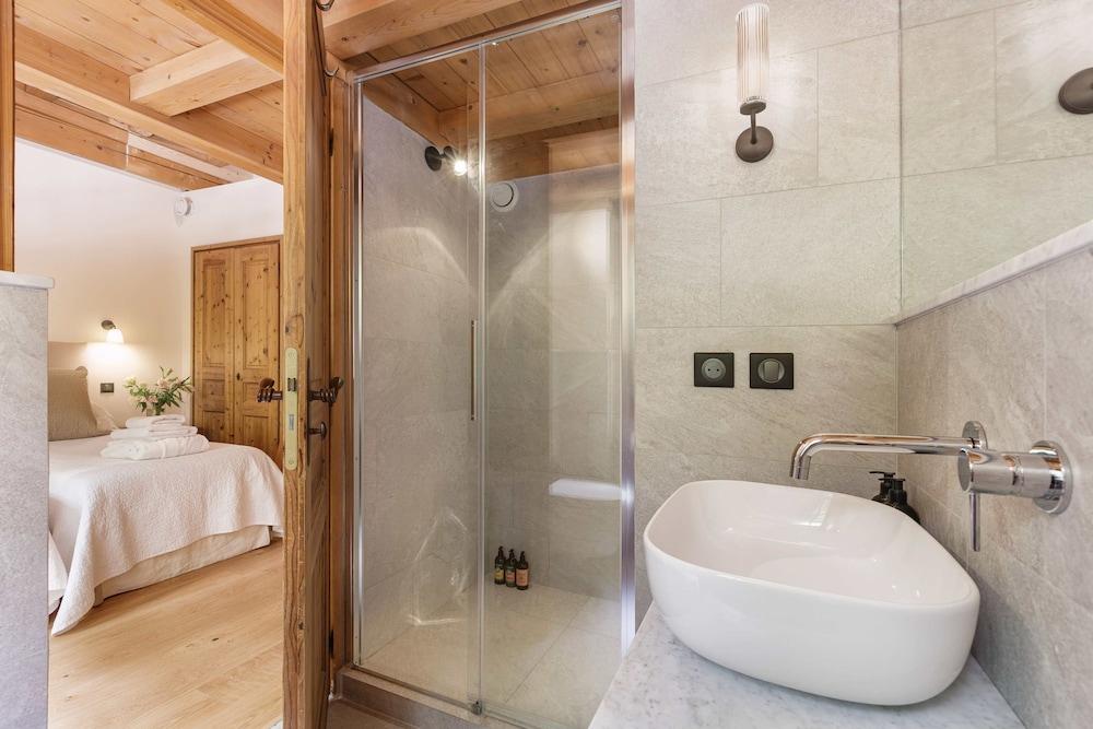 Magnificent Chalet Valhalla 5 Central Chamonix
