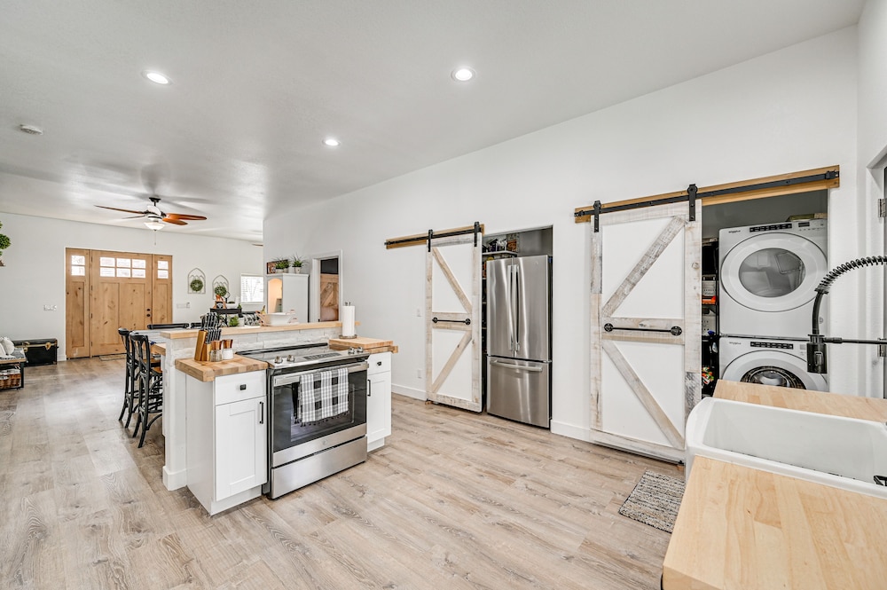 Grill & Patio: Charming Cabin in Munds Park