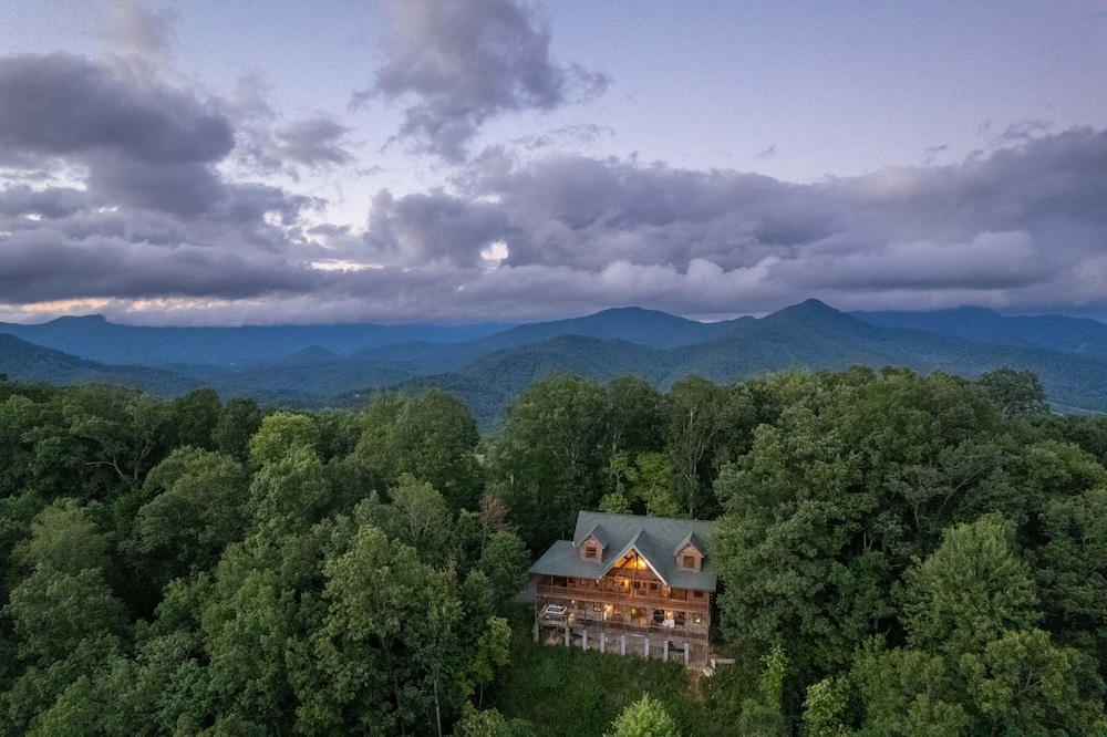 Luxury 4200 Sqft Log Cabin on 50 Acres Sleeps 16