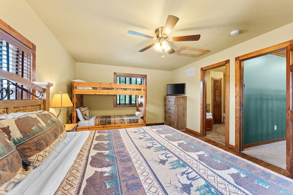 Timeless Memories Lodge 6 Bedroom Cabin by RedAwning