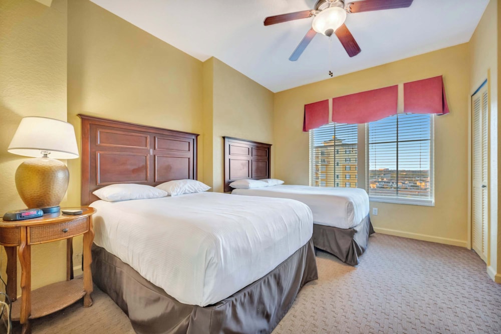 2BR Fireworks View With Pool Spa 5 Minutes to Disney