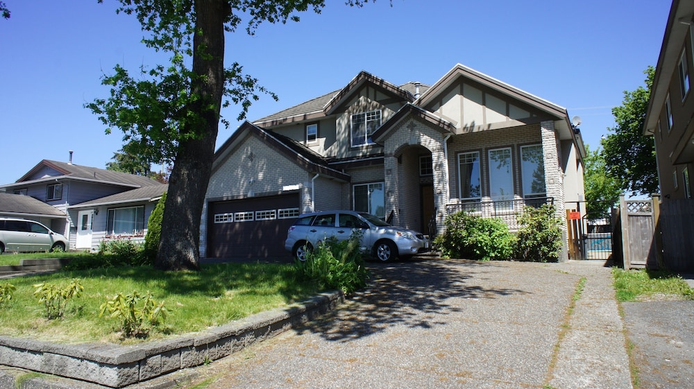 Surrey Vacations - Family Suite - Property Image 2