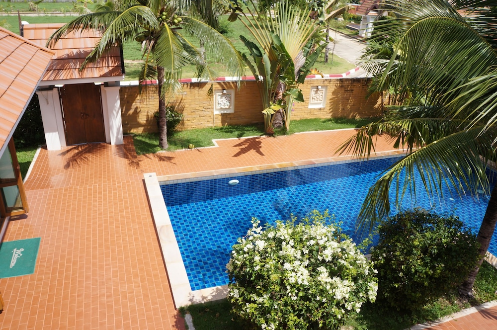 VIP Chain Resort Pool Villa