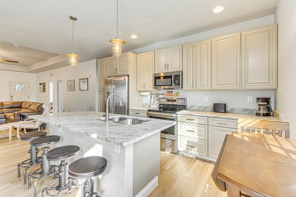 6 Mi to Navarre Beach: Spacious Family Retreat!