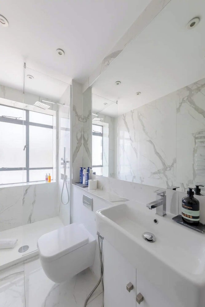 Sleek & Stylish 1BD Flat w/ Balcony - Kings Road