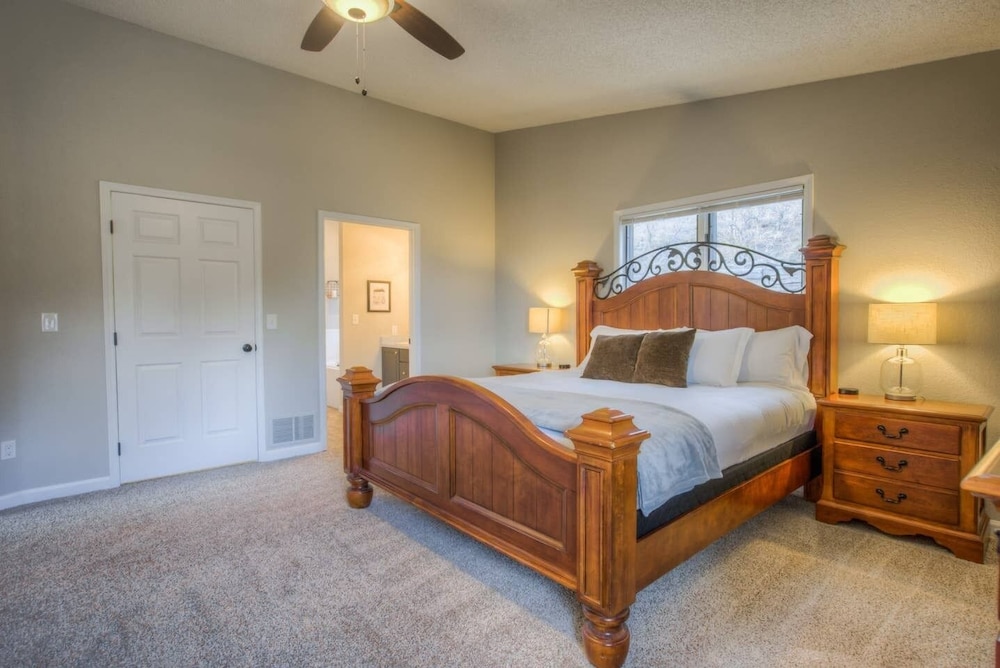 Mountain Viewsclose to Townhot-tubpet-friendly5 BR view 4