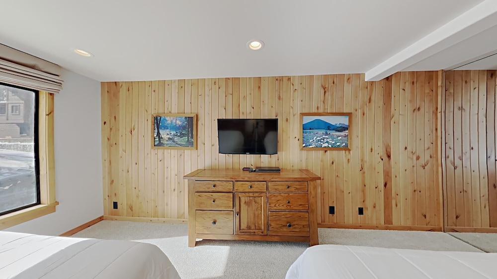 Stay mountainside! One Bedroom Condo Just Steps to the Mountain and 1 Mile to the Village at Mammoth by RedAwning view 3