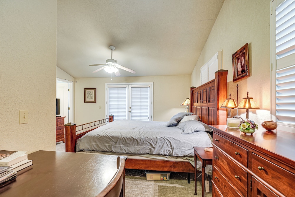 Walkable Miracle Mile Retreat w/ Peaceful Patio