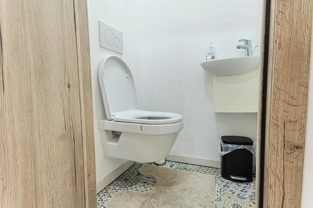 Modern 3BR Apt for 6 with Patio Ghent