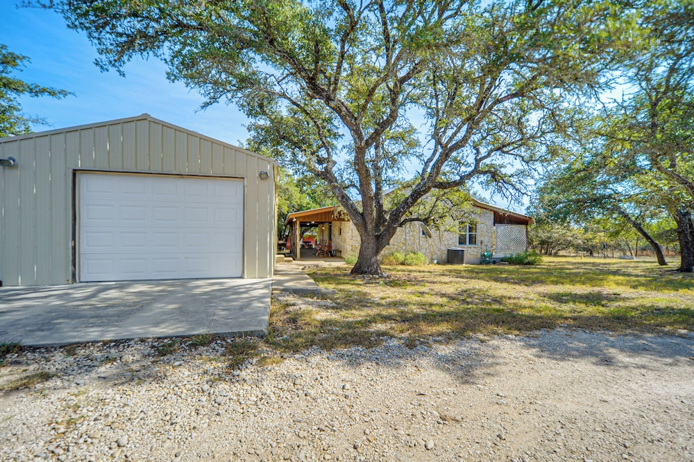 Pet-friendly Hill Country Retreat w/ Deck!