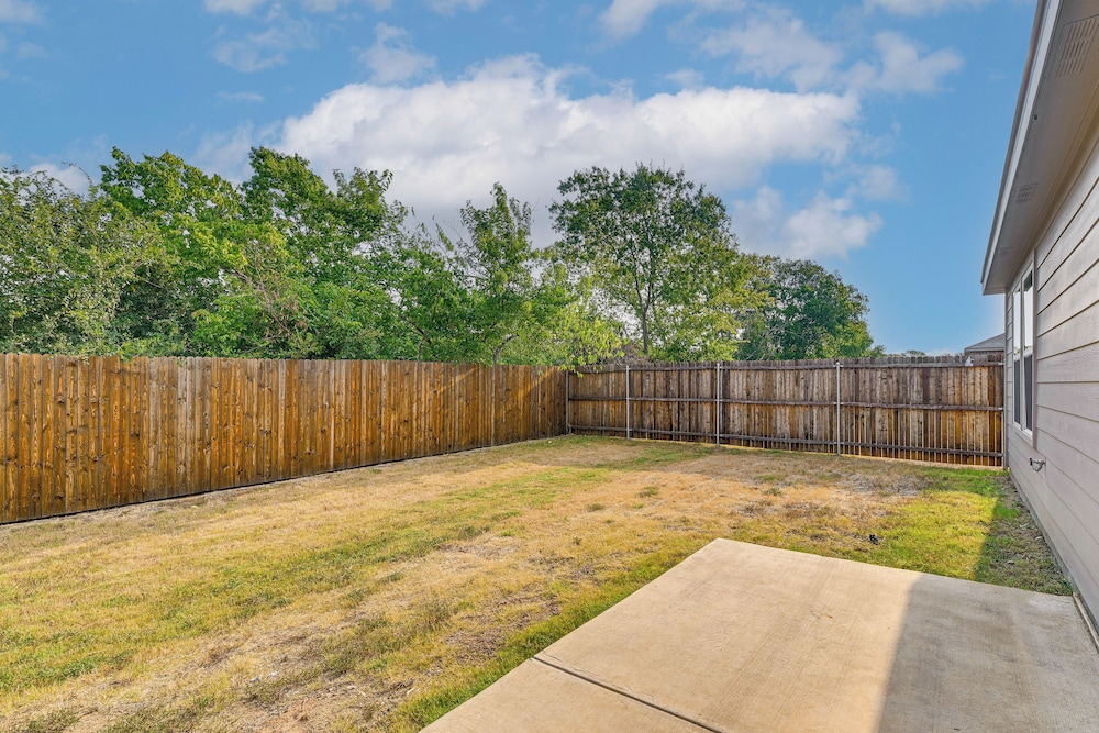 Modern Comforts + Fenced Yard: Princeton Retreat!