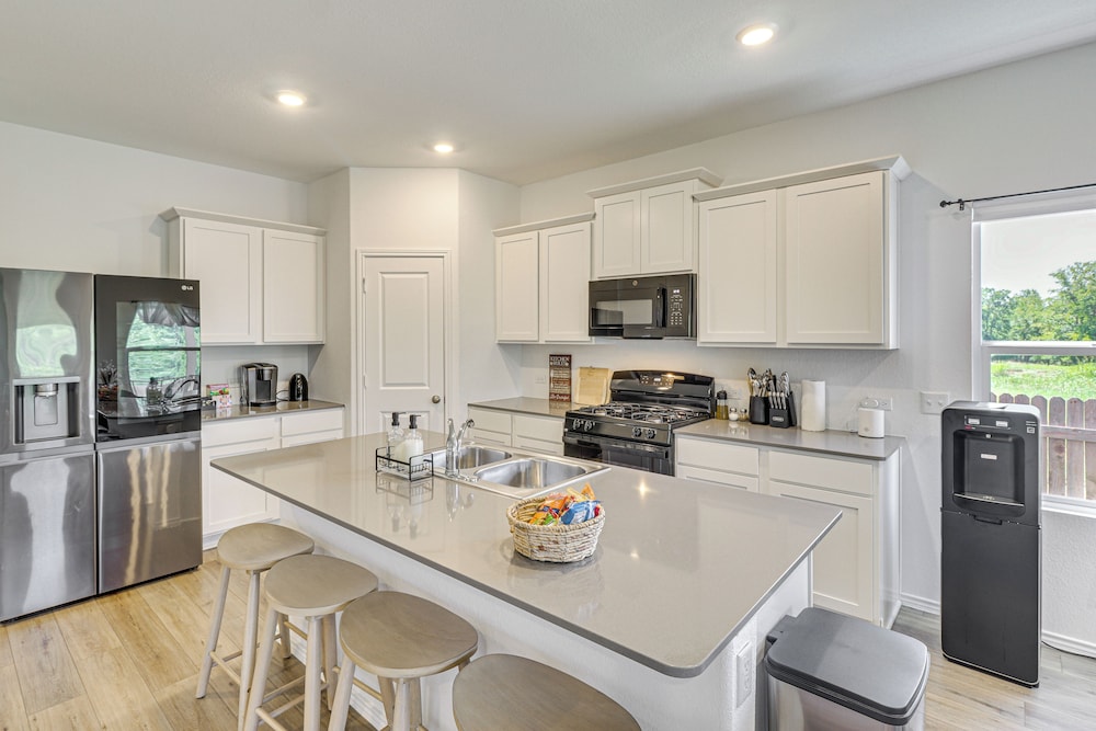 6 Mi to Mckinney Falls: Spacious Home w/ Game Room