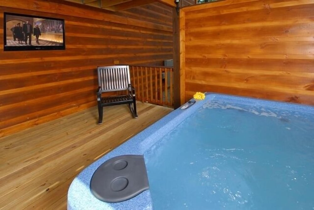 Smoky's Summit - 4 Bedrooms, 4 Baths, Sleeps 14 Home by RedAwning