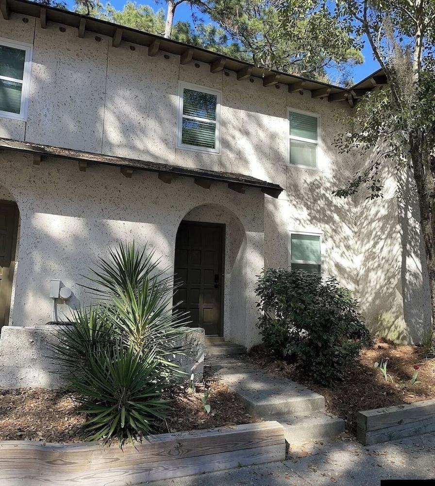 Bright 2BR Townhome Pool & Beach Minutes Away