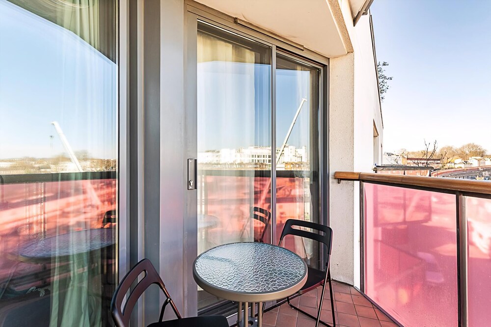 Bright Camden Retreat With Balcony