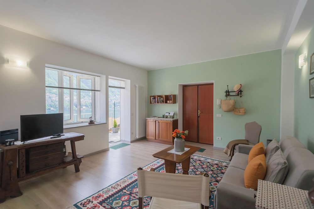 La Quiete With Private Garden by Rent all Como