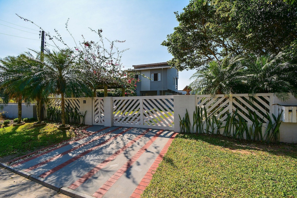 Ampla Casa com Piscina Ponta do Papagaio