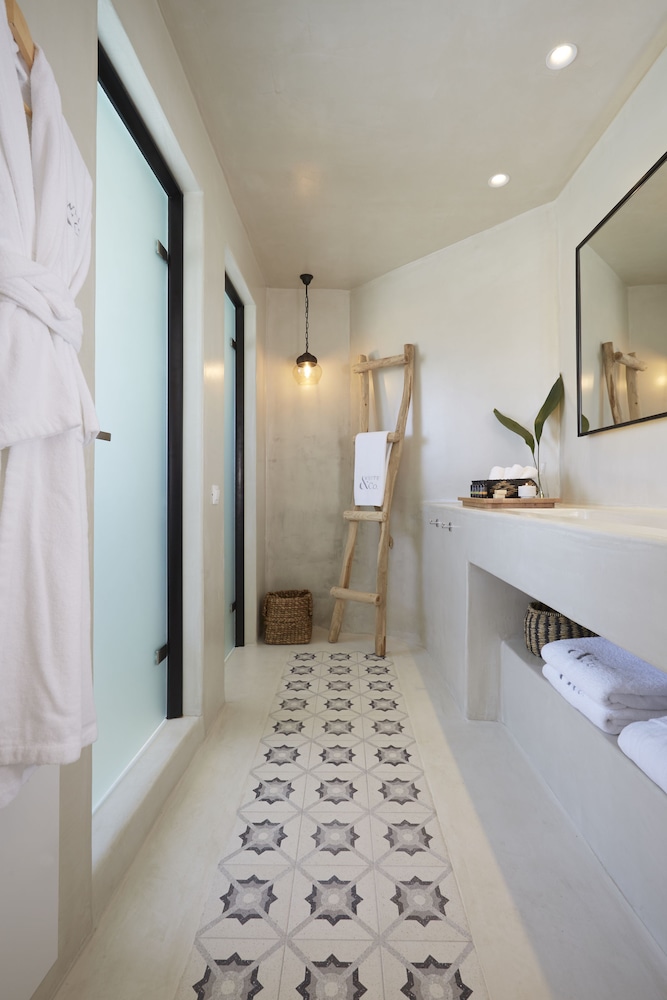 White and Co. La Torre Suites