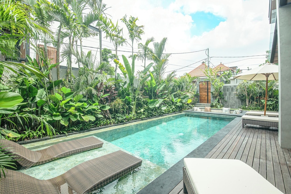 Luxury 5BR Retreat, 400m From Café Del Mar Shore