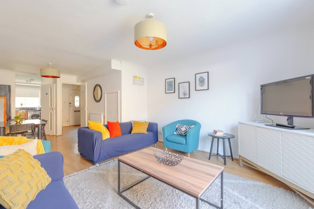 Lovely 4 Bed House w Garden, 1 Stop to Waterloo
