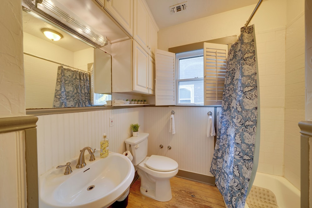 4 Mi to Downtown! Cozy Bungalow in San Antonio