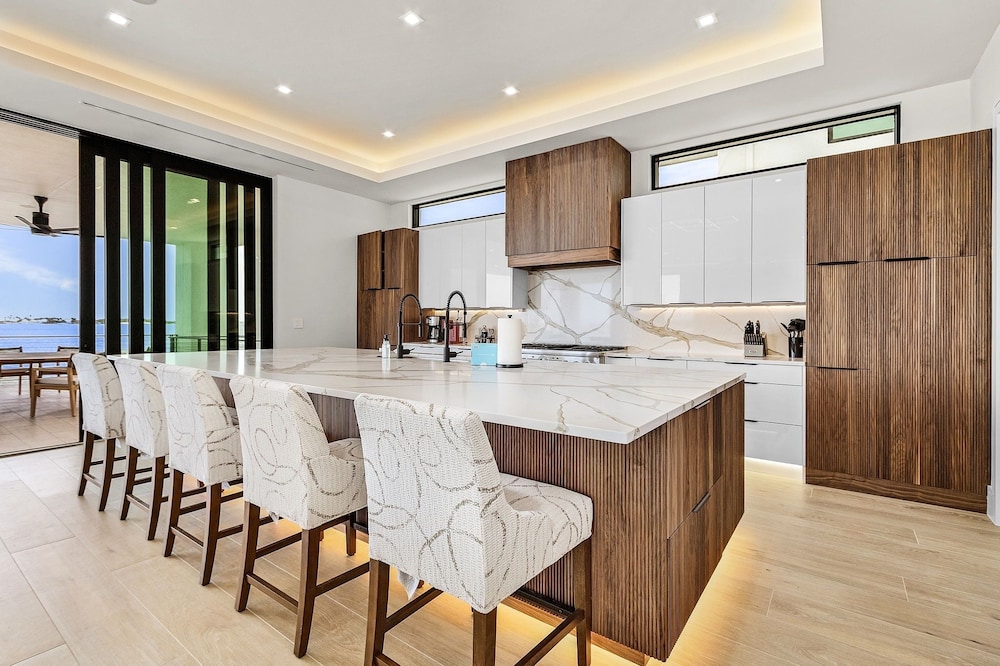 793 Shoreline Estate: 6bd/6br, Luxurious Pool Home On The Water! 6 Bedroom Home