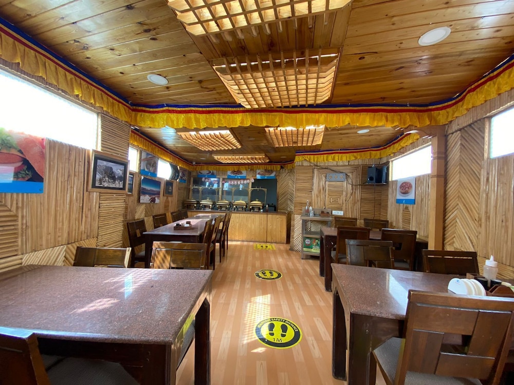 Nezer Hostel & Roof Top Cafe
