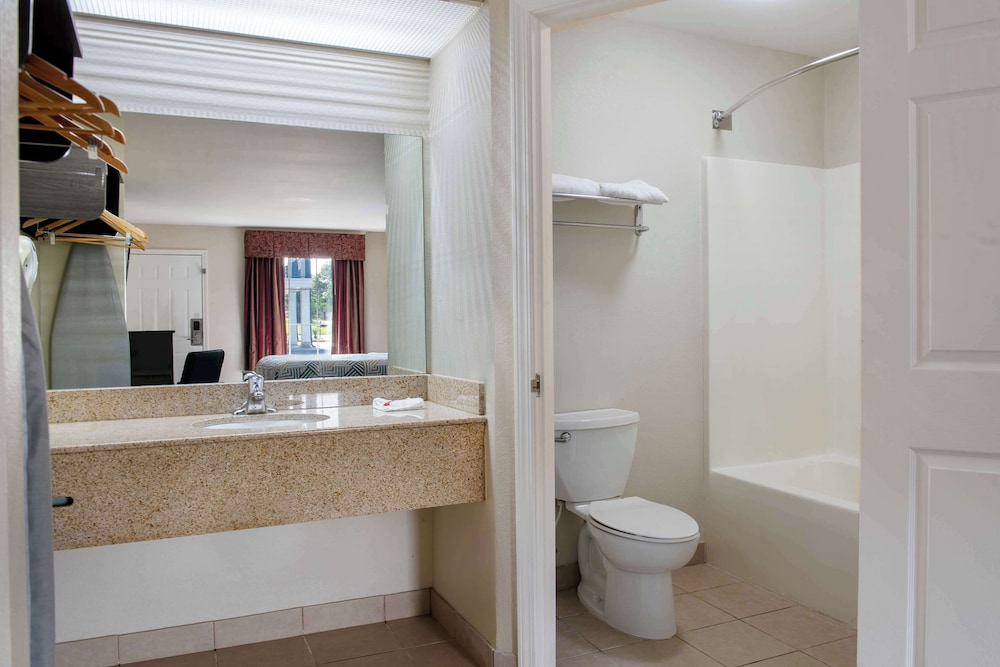 Macon Vacations - Motel 6  Macon, GA - I-475 - Property Image 12
