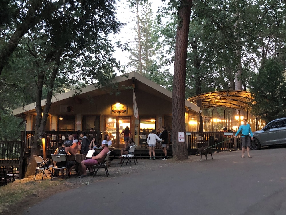 Yosemite Bug Rustic Mountain Resort