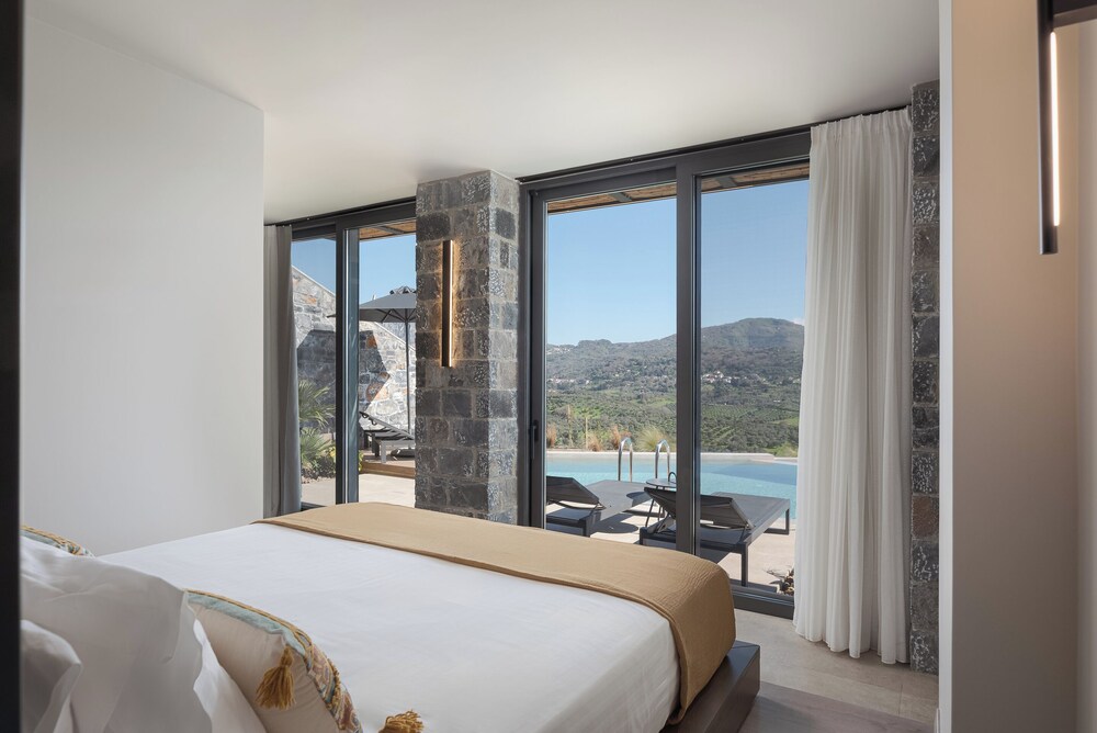 Neromai Cave Luxury Villas