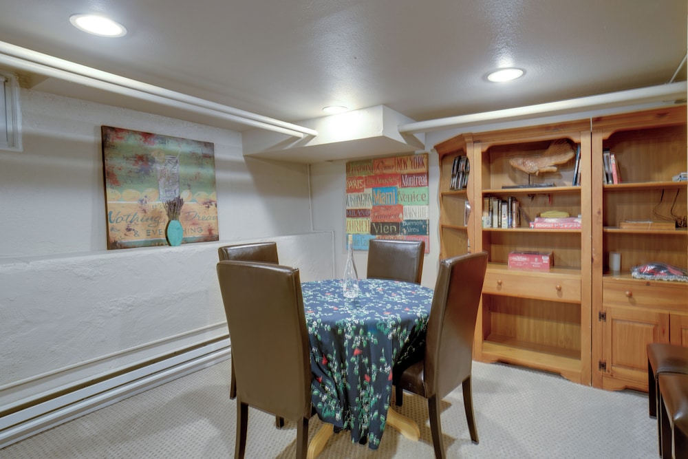 Yard & Grill: Centrally Located Denver Retreat!