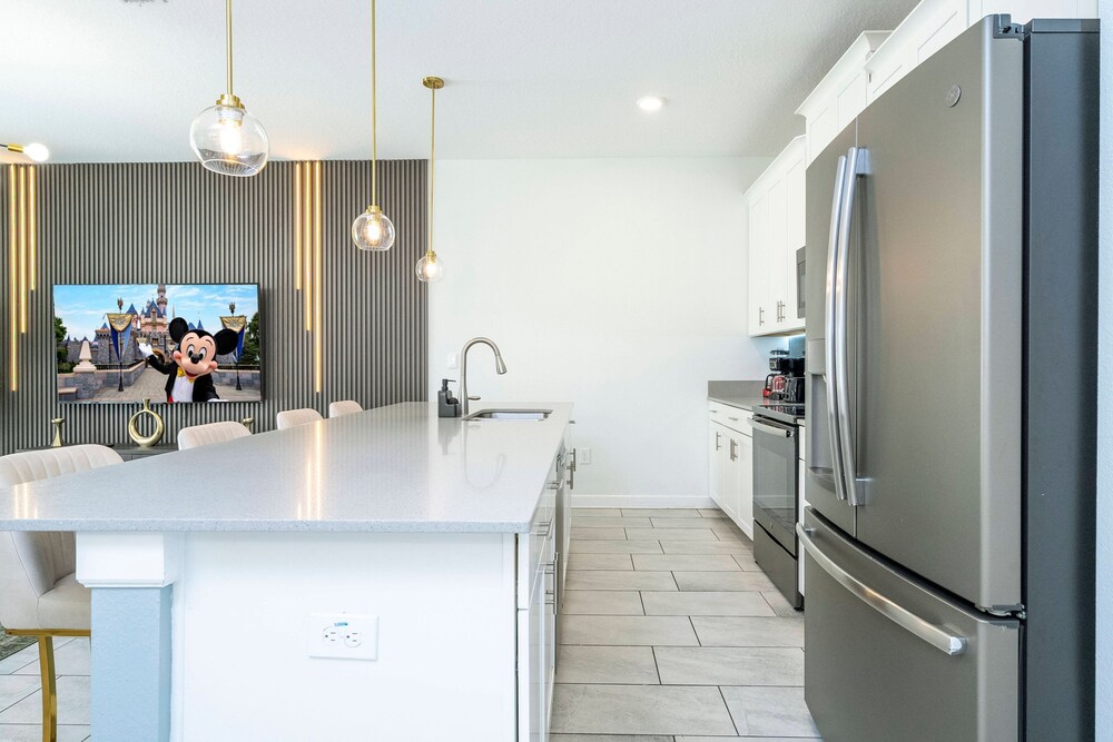 Beautiful 4 BR Close to Disney