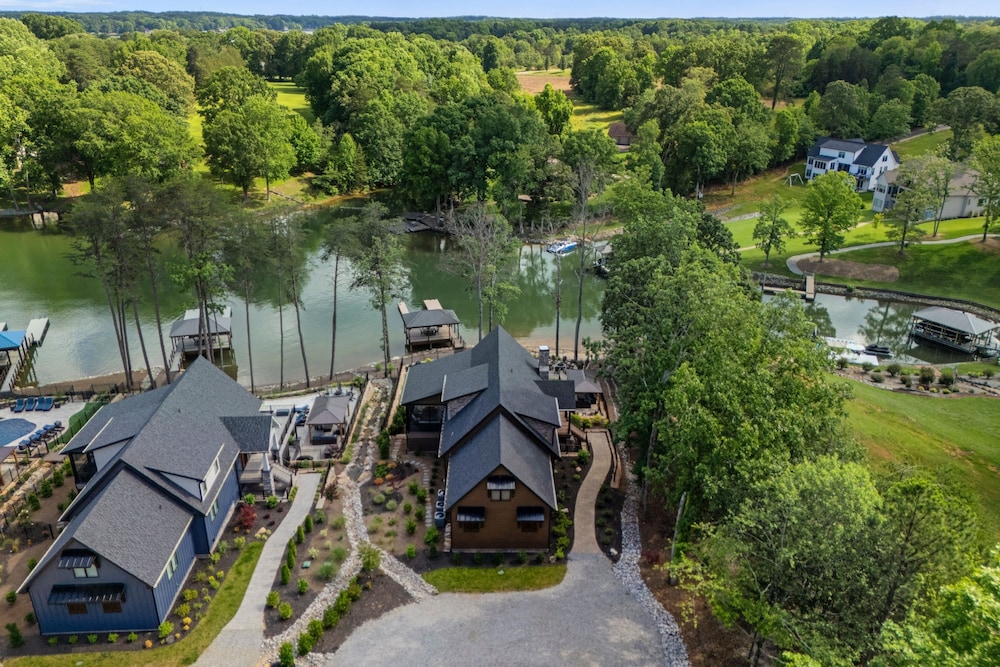 Black Bear Lodge by Avantstay Lakefront Dock Pool Theater Sleeps 20
