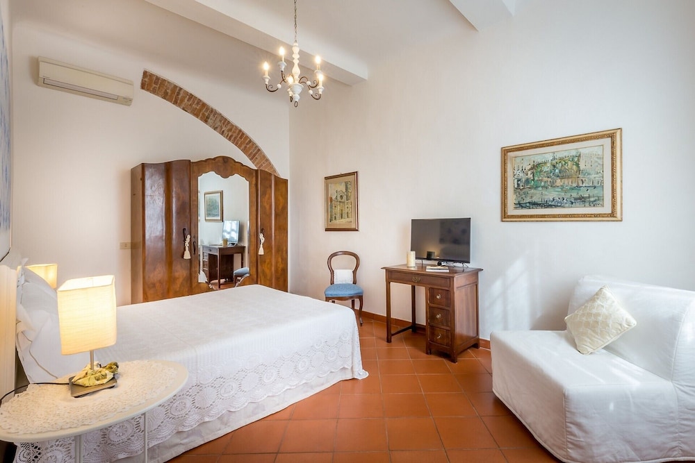 Classic Tuscany Apartment A by Mmega