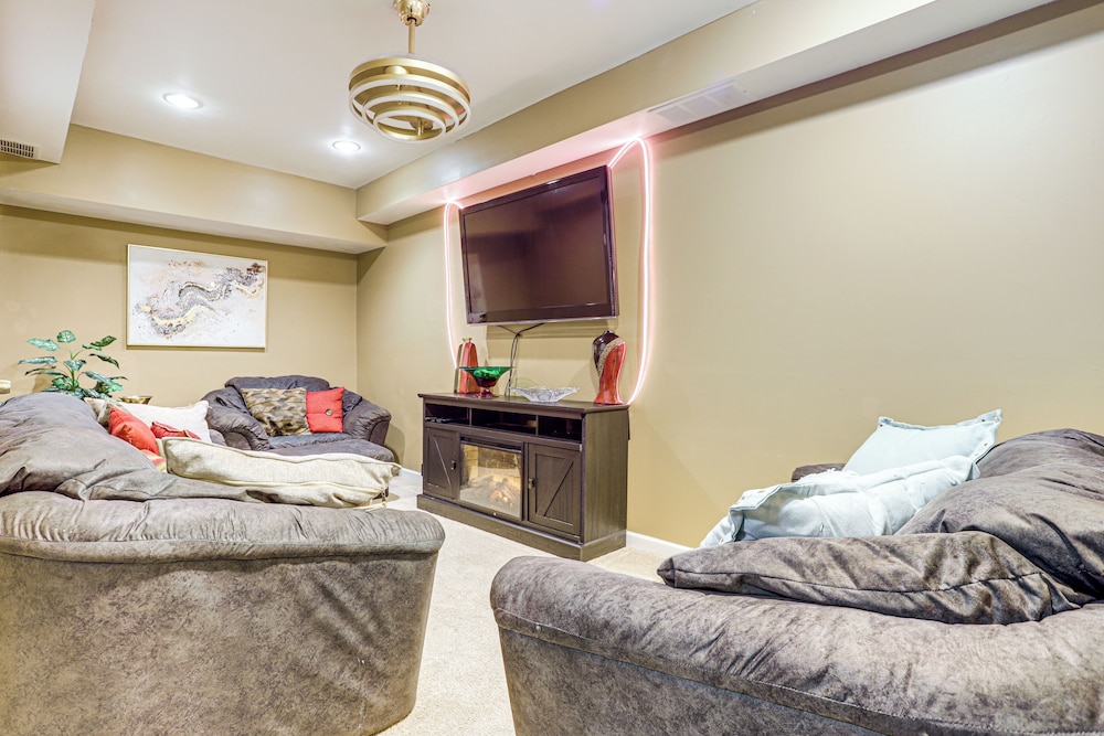 Private Hot Tub & Deck: Family Gem in Alpharetta