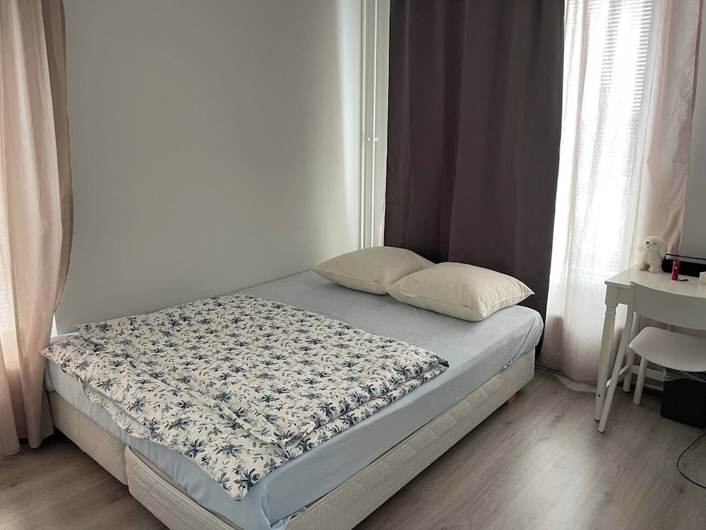 Room-cozy 3 Bedroom Apartment in Heart o