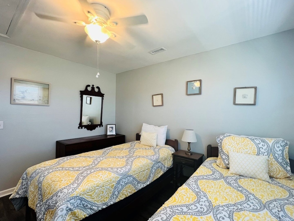 Just Breeze 'n 4 Bedroom Home by RedAwning