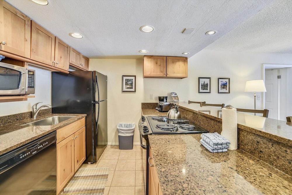 Mountainside 145a 2 Bedroom Condo by RedAwning