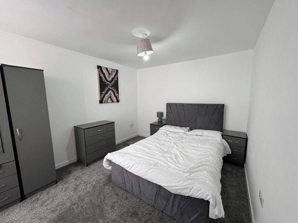 Housesleeps9-patio-parking-familyok