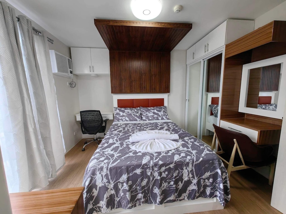2 Spacious 2Br Loop Tower1524 view 5