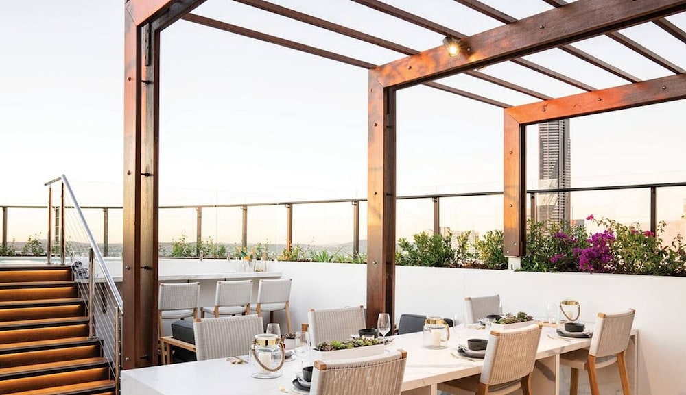 Luxury Apartments w Rooftop Pool CBD