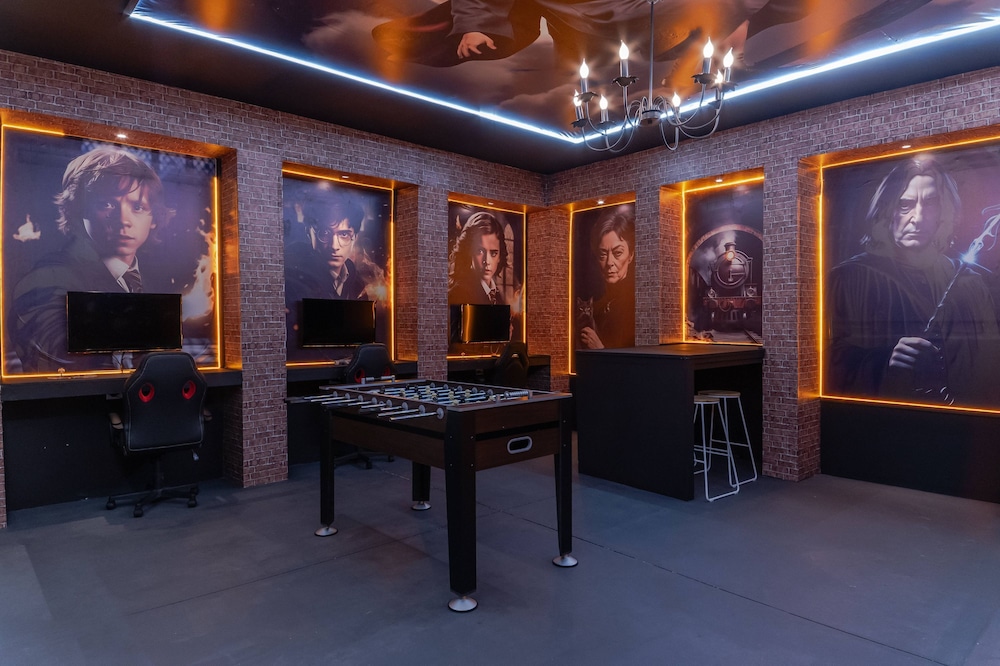 Sophisticated 9 Bedroom Close to Disney