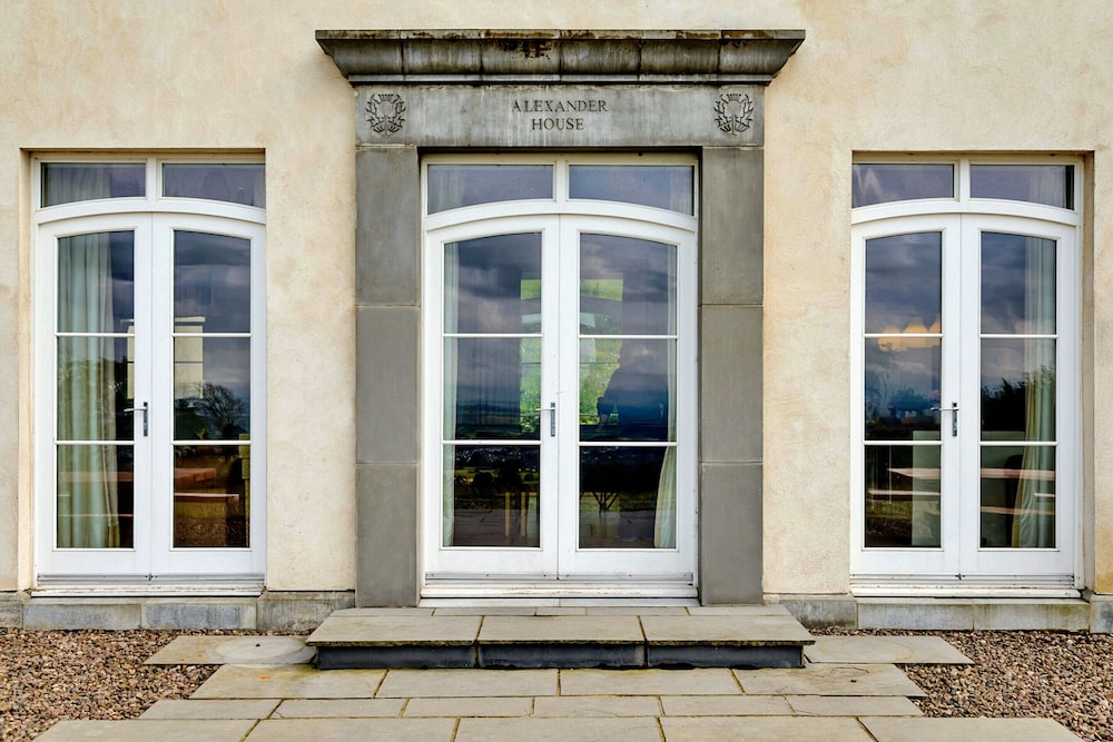 Self-catering Retreat With Pool, hot tub