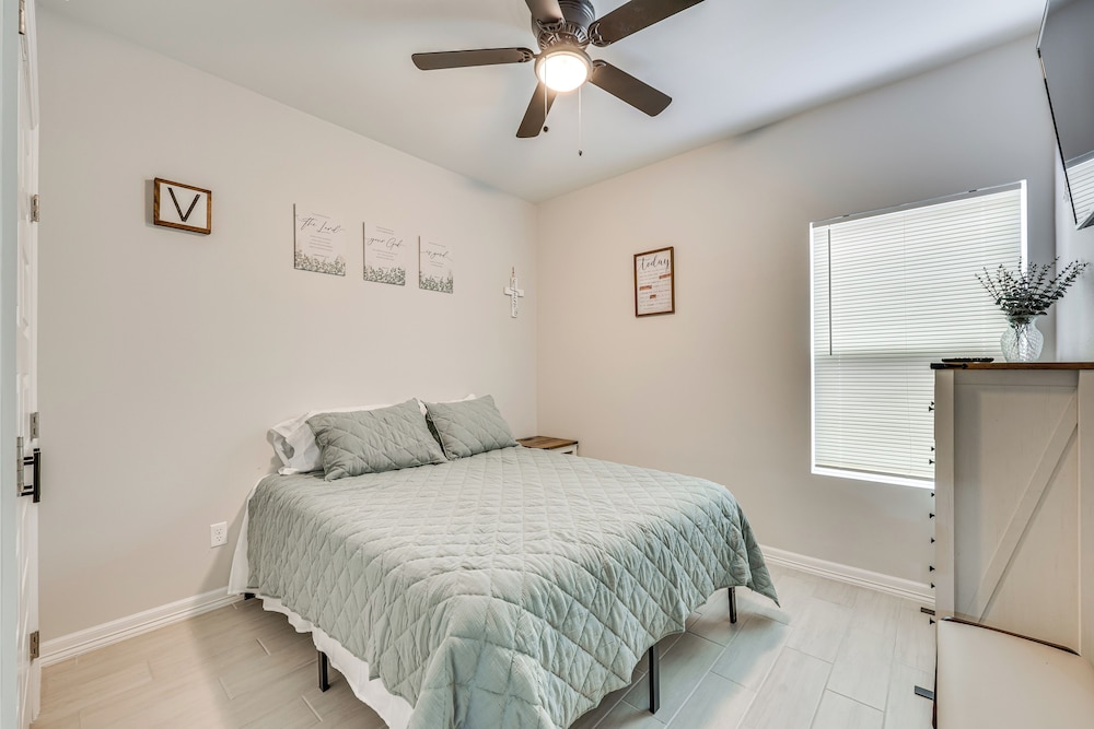4 Mi to Dtwn: Modern Apartment in Edinburg!
