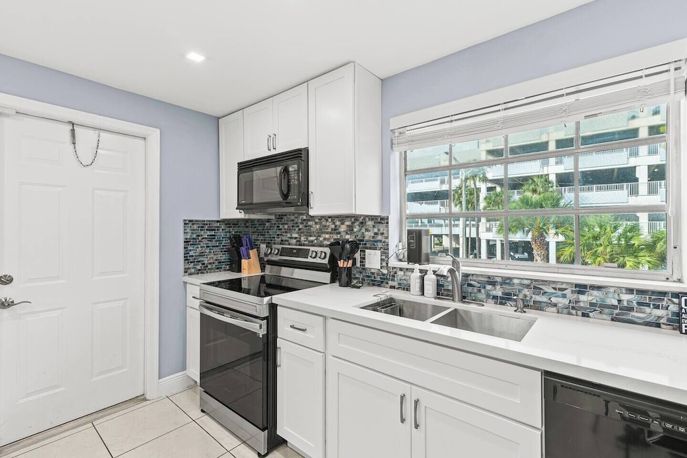 Beach, Pool; Las Olas Getaway