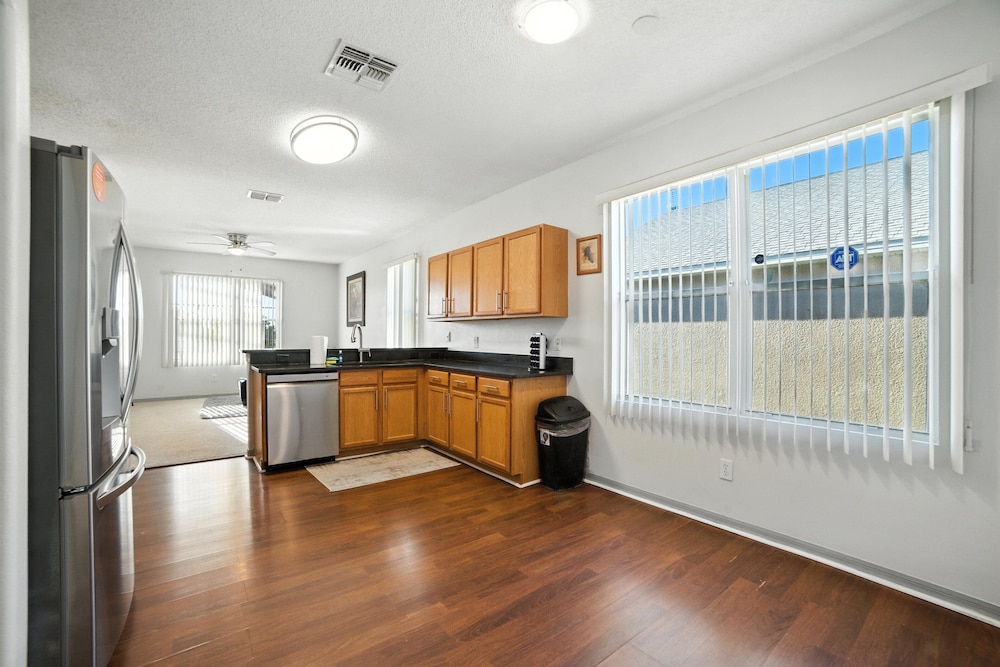 Family Retreat With Private Pool Near Disney! 3 Bedroom Residence