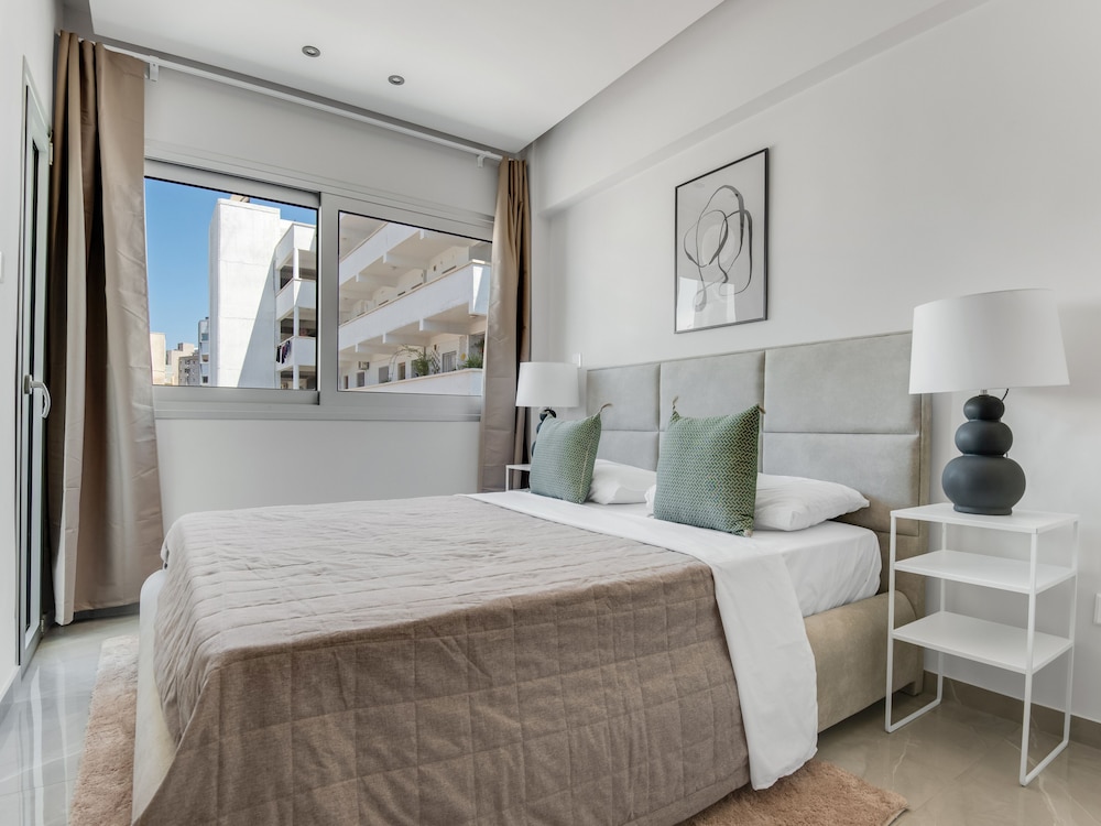 Sanders Crystal - Inviting  2-bdr Apt w Balcony view 5